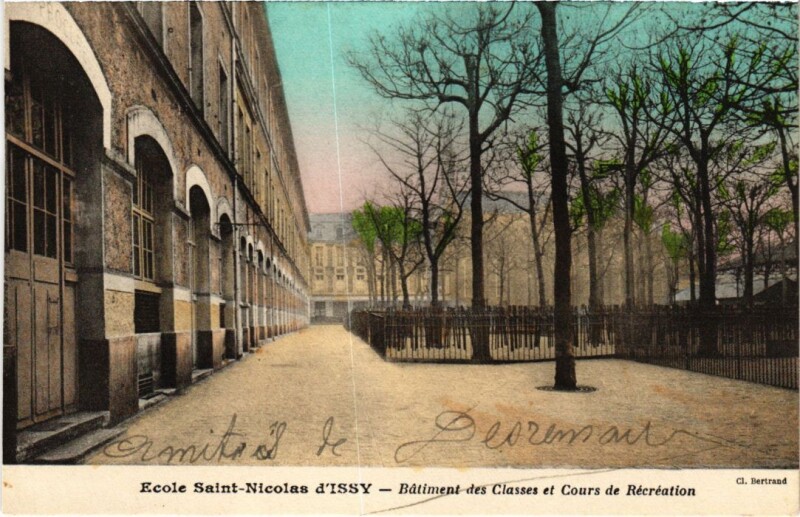 Carte postale ancienne Issy-les-Moulineaux Ecole Saint-Nicolas - Batiment des Classes à Issy-les-Moulineaux