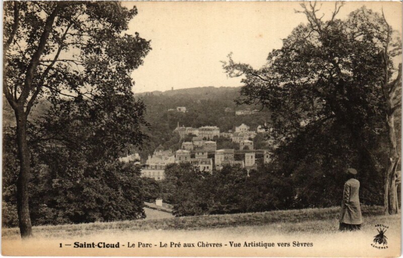 Carte postale ancienne Saint-Cloud Le Parc - Le Pre aux Chevres - Vue vers Sevres à Saint-Cloud