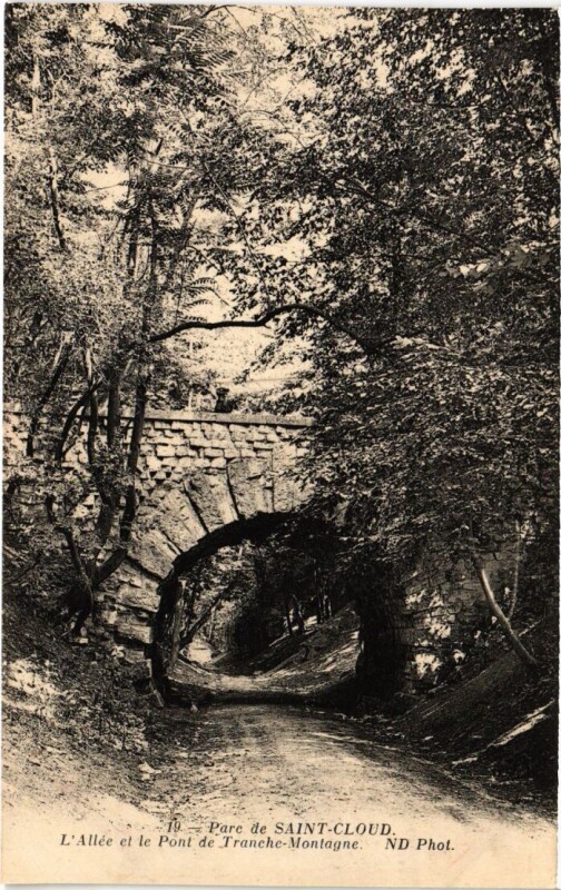 Carte postale ancienne Saint-Cloud Parc - L'Allee et le Pont de Tranche-Montagne à Saint-Cloud