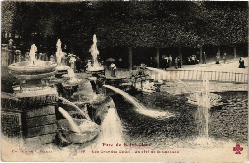 Carte postale ancienne Saint-Cloud Parc - Les Grandes Eaux - Un Cote de la Cascade à Saint-Cloud