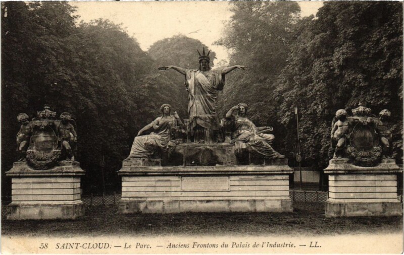 Carte postale ancienne Saint-Cloud Parc - Anciens Frontons du Palais de l'Industrie à Saint-Cloud
