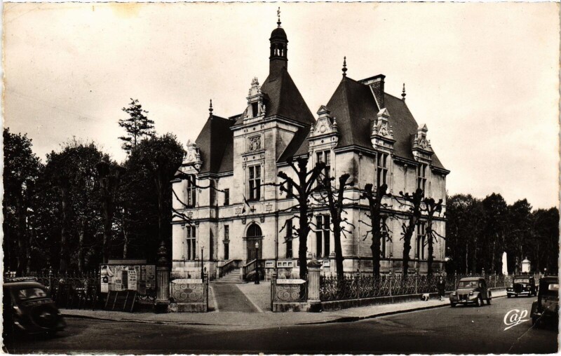 Carte postale ancienne L'Isle Adam Hotel de Ville à L'Isle-Adam