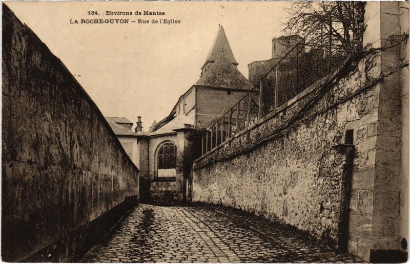 Carte postale ancienne La Roche Guyon Rue de l'Eglise à La Roche-Guyon