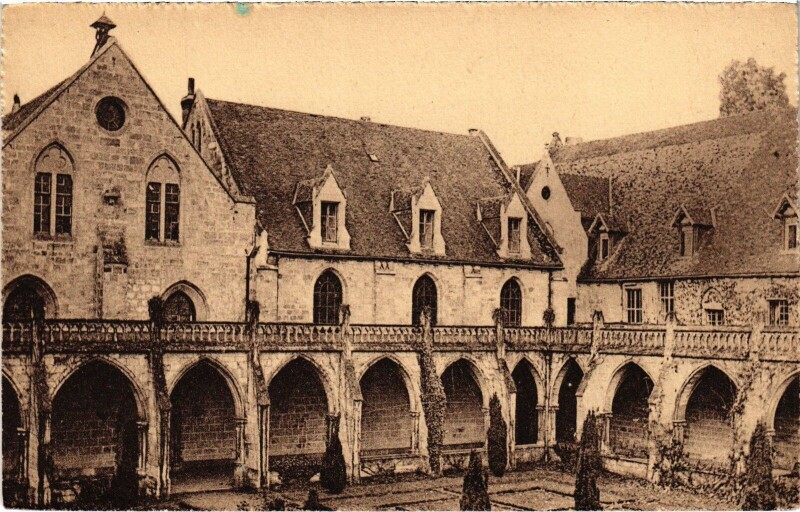 Carte postale ancienne Abbaye de Royaumont Cloitre