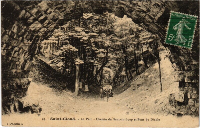 Carte postale ancienne Saint-Cloud Le Parc à Saint-Cloud