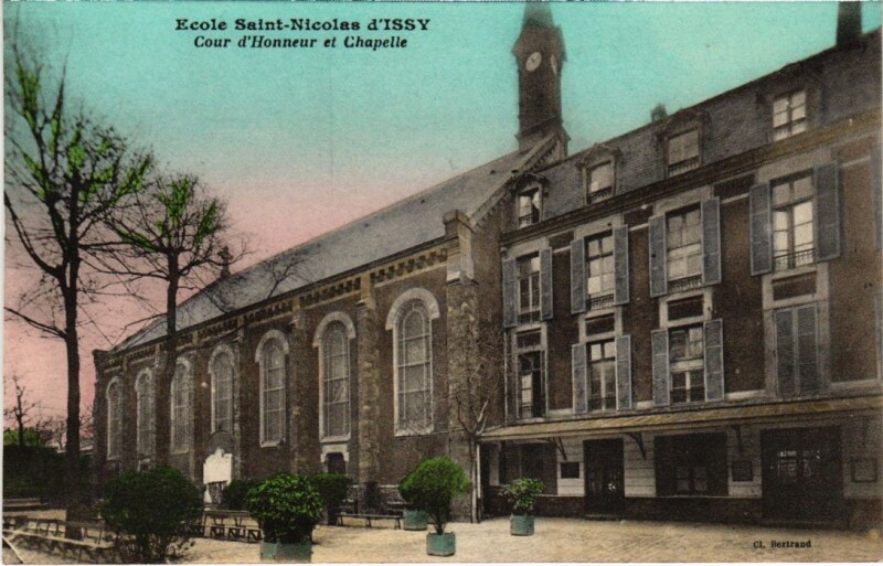 Carte postale ancienne Issy-les-Moulineaux Ecole Saint-Nicolas - Cour d'Honneur - Chapelle à Issy-les-Moulineaux