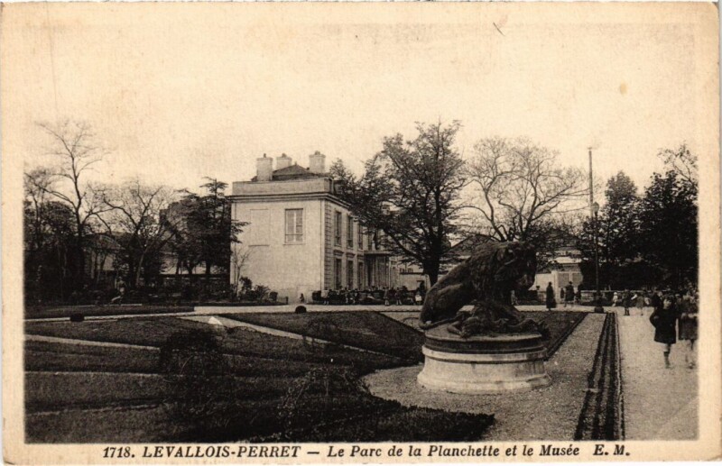 Carte postale ancienne Levallois-Perret Le Parc de la Planchette et le Musee à Levallois-Perret