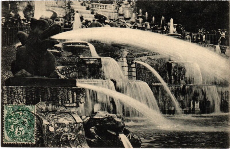 Carte postale ancienne Saint-Cloud Grandes-Eaux - Le cascade - Le Dragon à Saint-Cloud