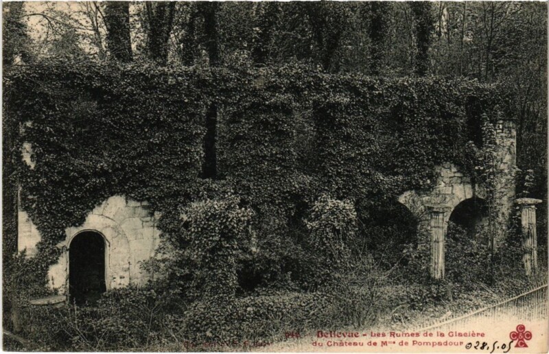 Carte postale ancienne Bellevue Les Ruines de la Glaciere du Chateau