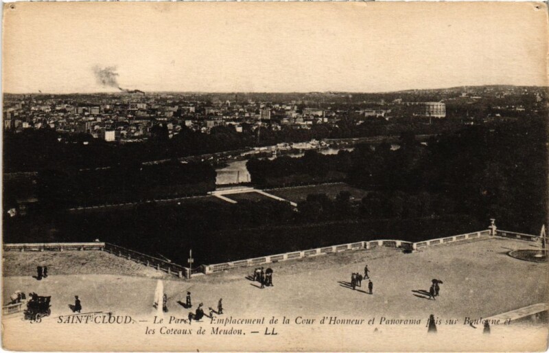 Carte postale ancienne Saint-Cloud Parc - Emplacement de la Cour d'Honneur et Panorama à Saint-Cloud