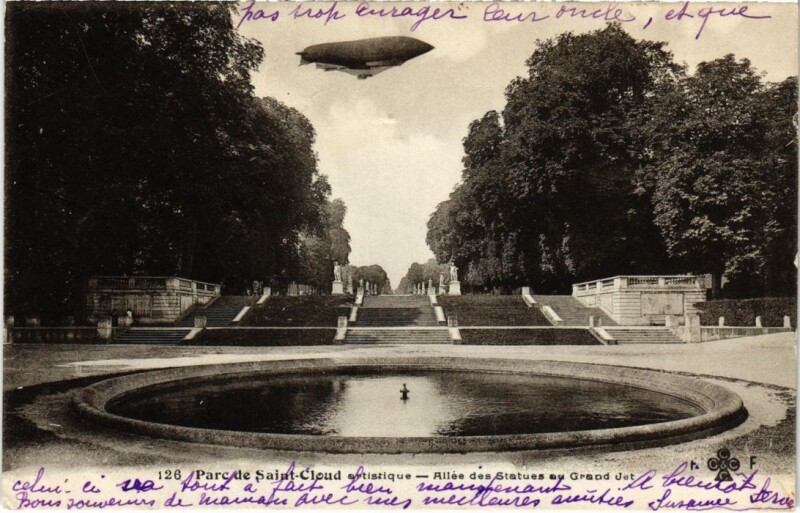Carte postale ancienne Saint-Cloud Parc - Allee des Statues ou Grand Jet - Zeppelin à Saint-Cloud