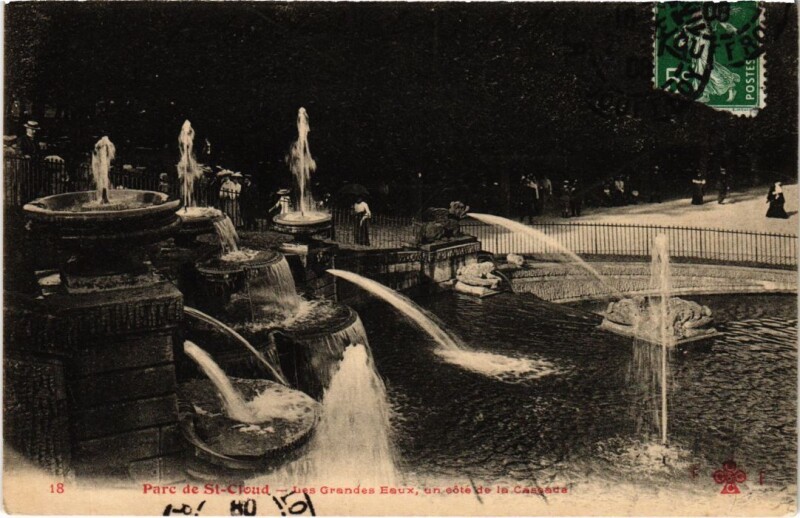 Carte postale ancienne Saint-Cloud Parc - Les Grandes Eaux - Un Cote de la Cascade à Saint-Cloud