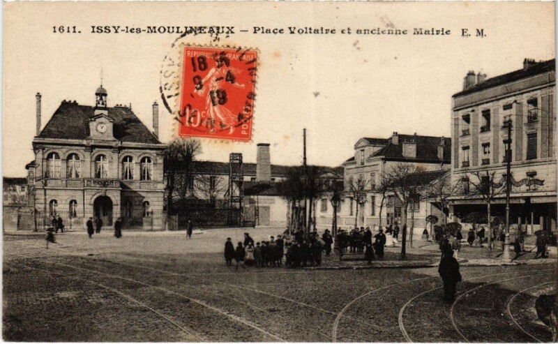 Carte postale ancienne Issy-les-Moulineaux Place Voltaire et Ancienne Mairie à Issy-les-Moulineaux
