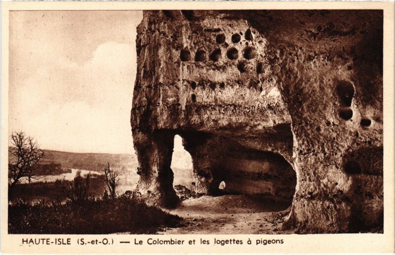 Carte postale ancienne Haute Isle Le Colombier et les logettes a pigeons à Haute-Isle