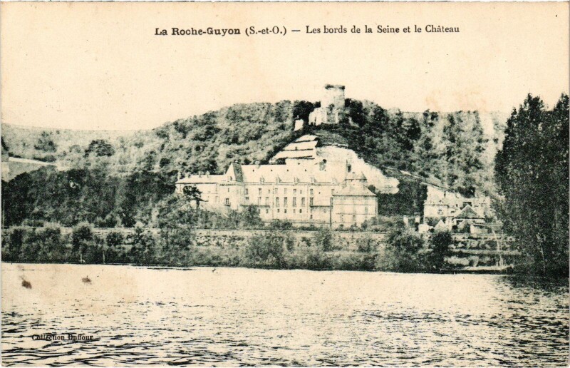 Carte postale ancienne La Roche Guyon les bords de la Seine et le Chateau à La Roche-Guyon