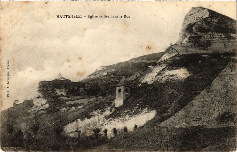 Carte postale ancienne Haute Isle Eglise taillee dans le Roc à Haute-Isle
