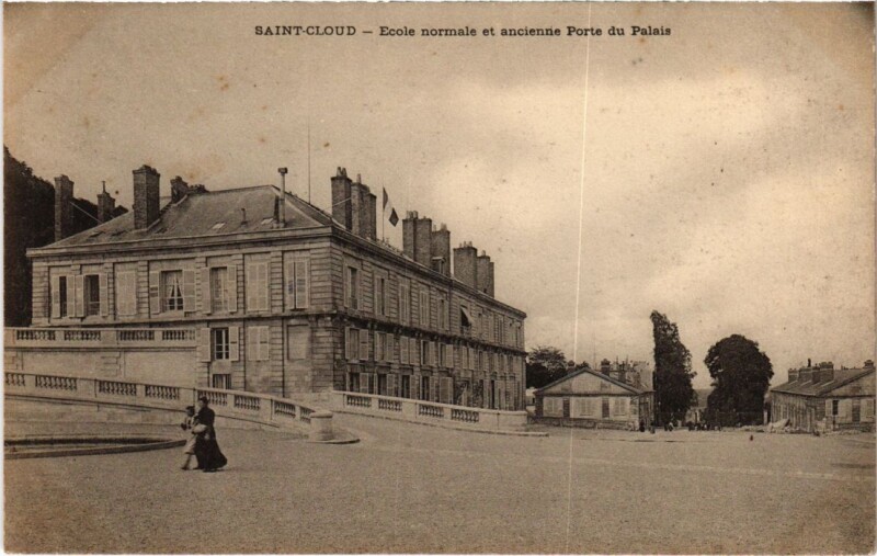 Carte postale ancienne Saint-Cloud Ecole Normale et Ancienne Porte du Palais à Saint-Cloud