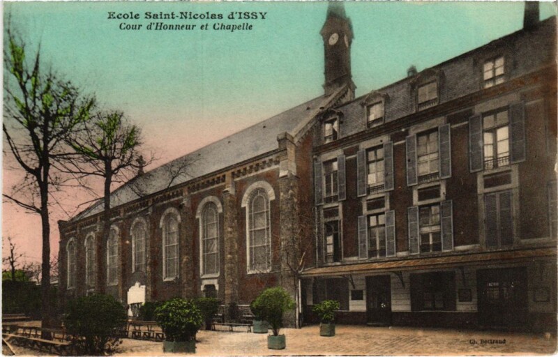 Carte postale ancienne Issy-les-Moulineaux Ecole Saint-Nicolas - Cour d'Honneur - Chapelle à Issy-les-Moulineaux