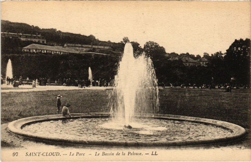 Carte postale ancienne Saint-Cloud Le Parc - Le Bassin de la Pelouse à Saint-Cloud