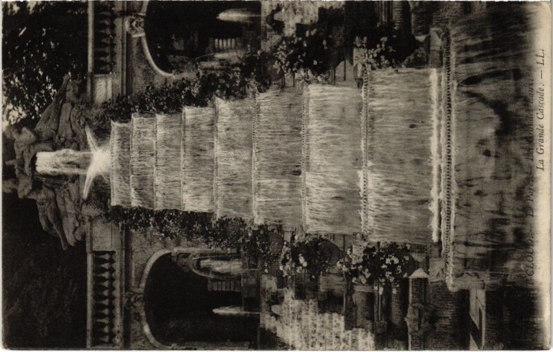Carte postale ancienne Saint-Cloud Le Parc - Les Grandes Eaux - La Grande Cascade à Saint-Cloud