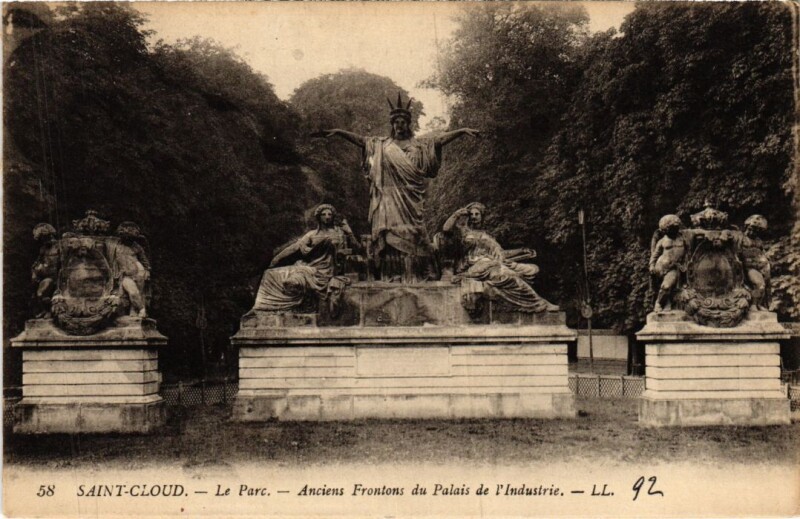 Carte postale ancienne Saint-Cloud Parc - Anciens Frontons du Palais de l'Industrie à Saint-Cloud
