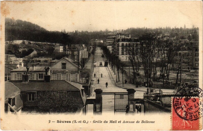 Carte postale ancienne Sevres Grille du Mail et Avenue de Bellevue