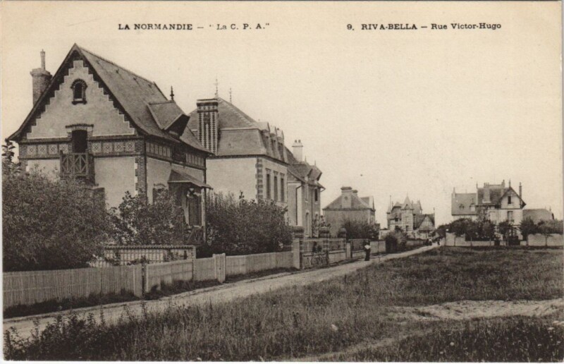 Carte postale ancienne Ouistreham Riva-Bella - Rue Victor-Hugo à Ouistreham