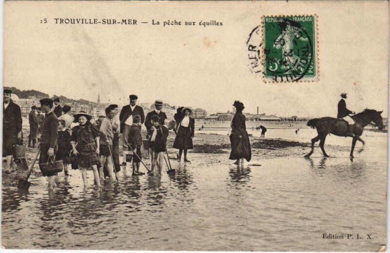 Carte postale ancienne Trouville La Peche aux Equilles