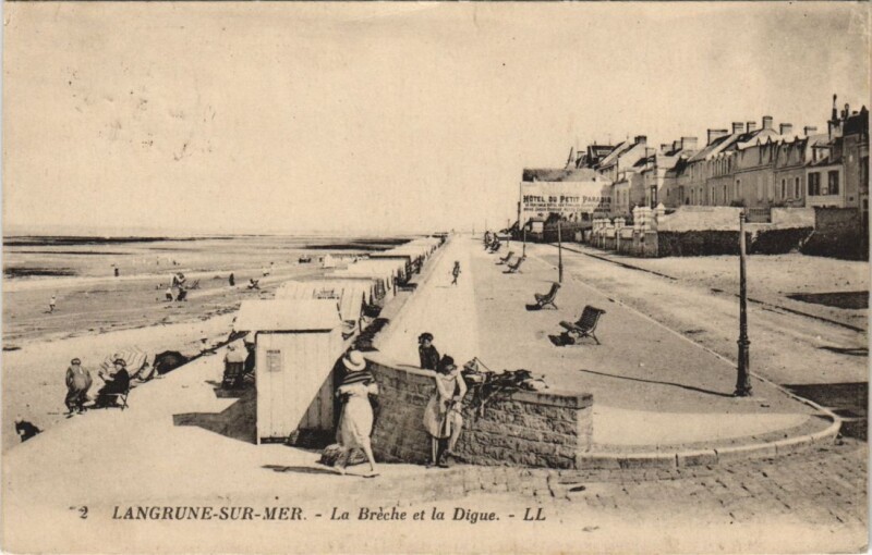 Carte postale ancienne Langrune-sur-Mer La Breche et la Digue à Langrune-sur-Mer
