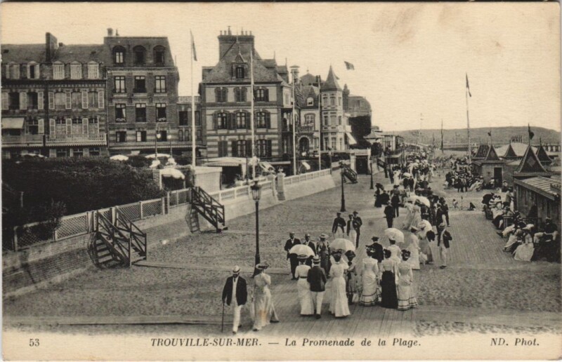 Carte postale ancienne Trouville La Promenade de la Plage