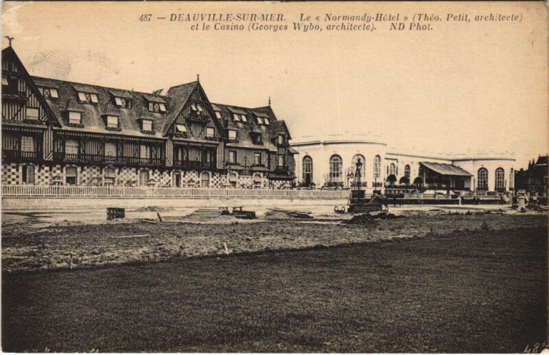 Carte postale ancienne Deauville Le Normandy Hotel et le Casino à Deauville