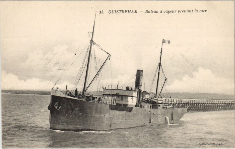 Carte postale ancienne Ouistreham Bateau a Vapeur Prenant la Mer à Ouistreham