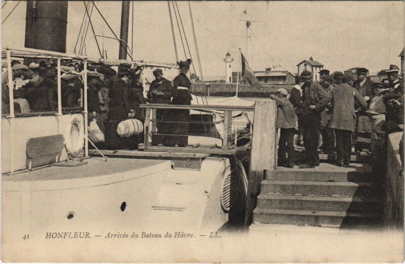 Carte postale ancienne Honfleur Arrivee du Bateau du Havre à Honfleur