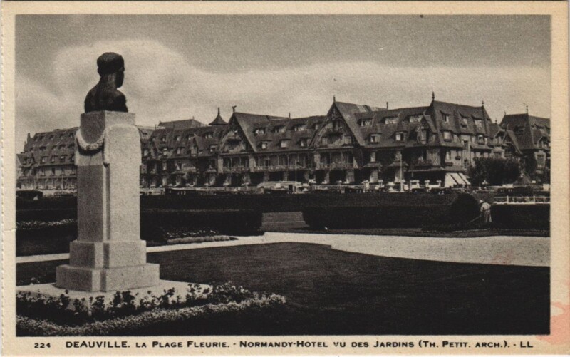 Carte postale ancienne Deauville Normandy-Hotel vu des Jardins à Deauville