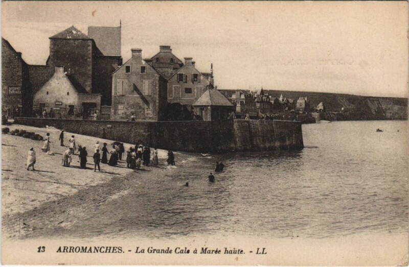 Carte postale ancienne Arromanches La Grande Cale a Maree Haute