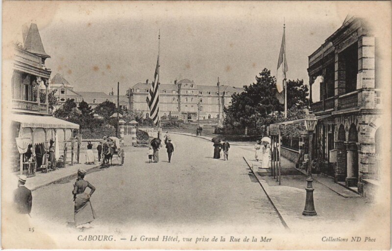 Carte postale ancienne Cabourg - Le Grand Hotel - Vue prise de la Rue de la Mer à Cabourg