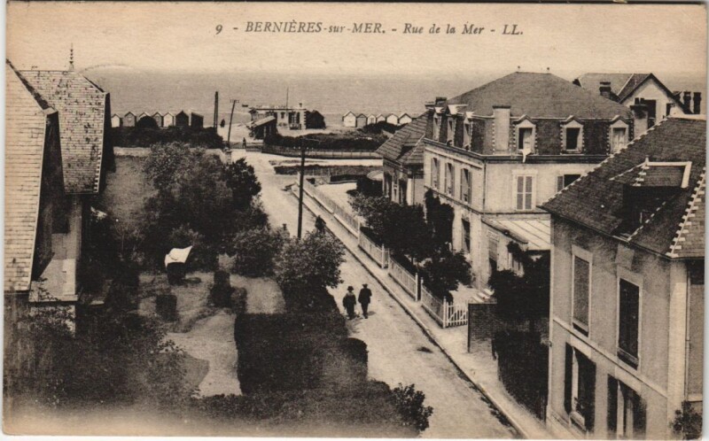 Carte postale ancienne Bernieres-sur-Mer Rue de la Mer