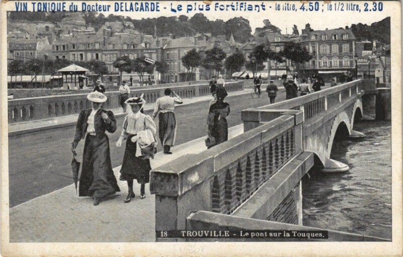 Carte postale ancienne Trouville Le Pont sur la Touques à Touques