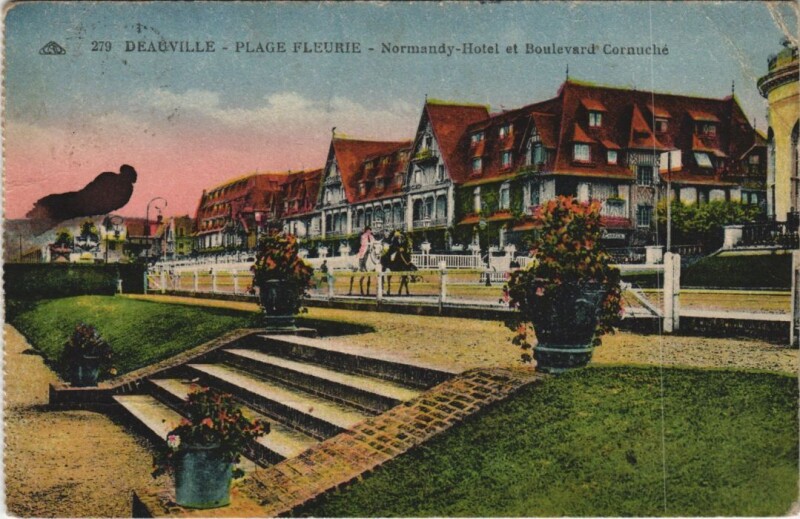 Carte postale ancienne Deauville Normandy-Hotel et Boulevard Cornuche à Deauville