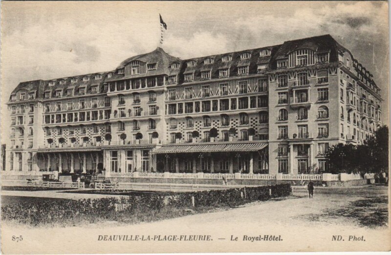 Carte postale ancienne Deauville Le Royal-Hotel à Deauville