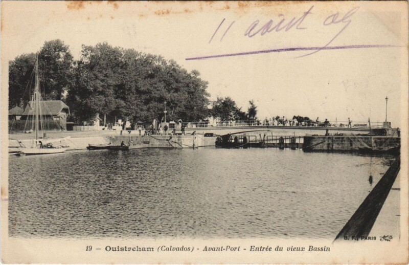 Carte postale ancienne Ouistreham Avant-Port - Entree du Vieux Bassin à Ouistreham