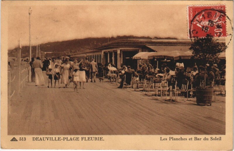 Carte postale ancienne Deauville Les Planches et Bar du Soleil à Deauville