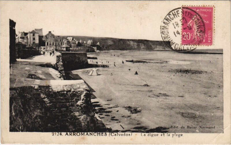Carte postale ancienne Arromanches La Digue et la Plage
