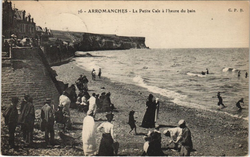 Carte postale ancienne Arromanches La Petite Cale a l'Heure du Bain