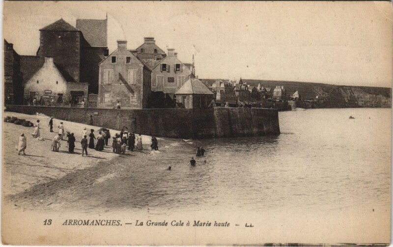 Carte postale ancienne Arromanches La Grande Cale a Maree Haute
