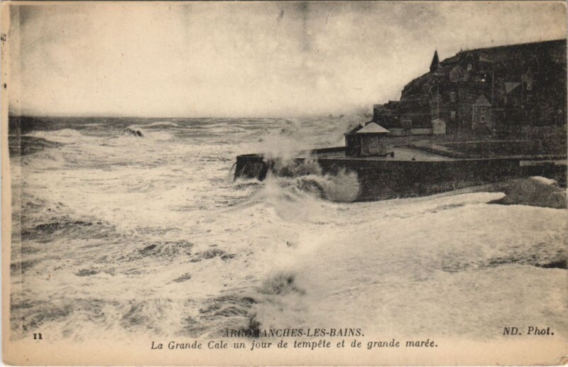 Carte postale ancienne Arromanches La Grande Cale un Jour de Tempete et de Grande Maree