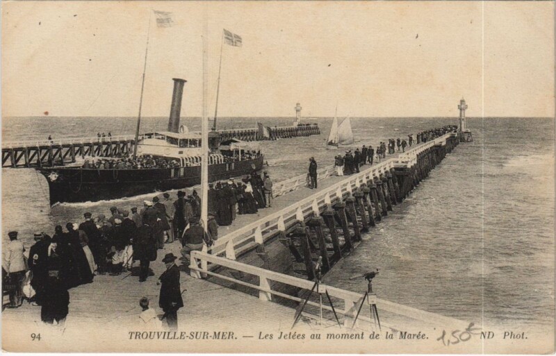 Carte postale ancienne Trouville Les Jetees au Moment de la Maree