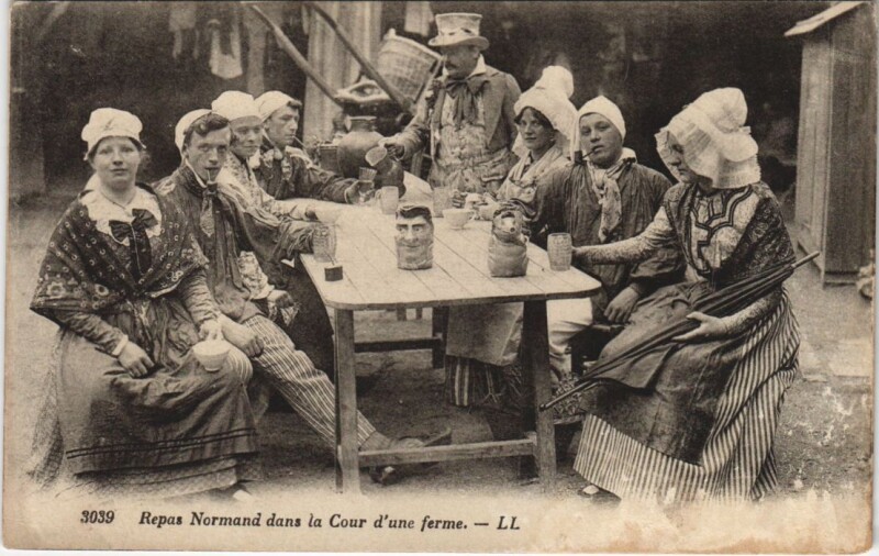 Carte postale ancienne Repas Normand dans la Cour d'une Ferme