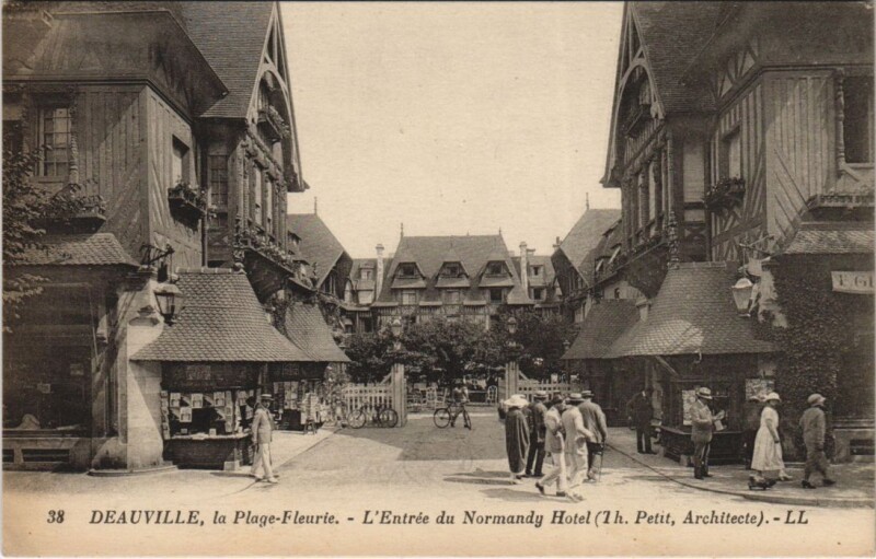 Carte postale ancienne Deauville L'Entree du Normandy-Hotel à Deauville