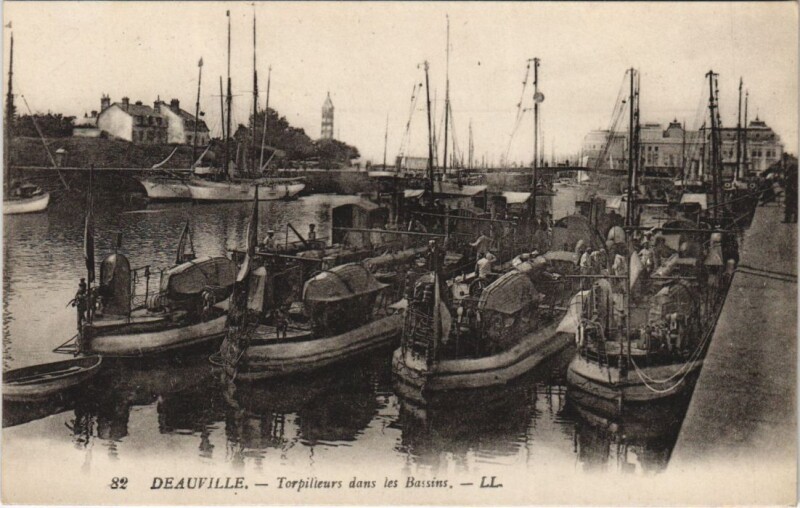 Carte postale ancienne Deauville Torpilleurs dans les Bassins à Deauville